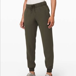 Lululemon On The Fly Jogger Woven - Dark Olive